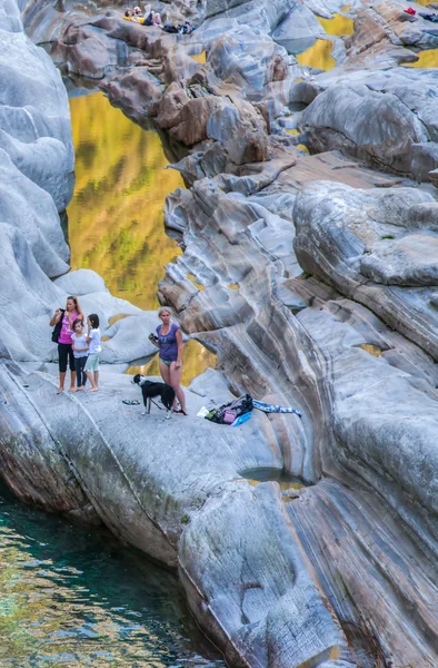 Ver Plazaca River Valley, สวิตเซอร์แลนด์ - นักท่องเที่ยว — ภาพถ่ายสต็อก