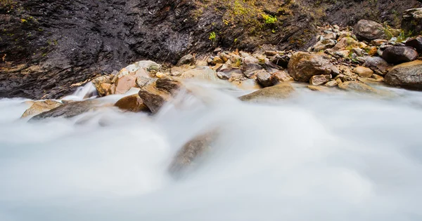 Fiume alpino — Foto Stock