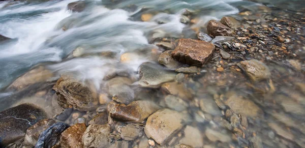 Alpenfluss — Stockfoto