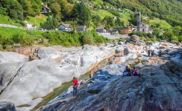 Verzasca riviervallei, Zwitserland - toeristen — Stockfoto