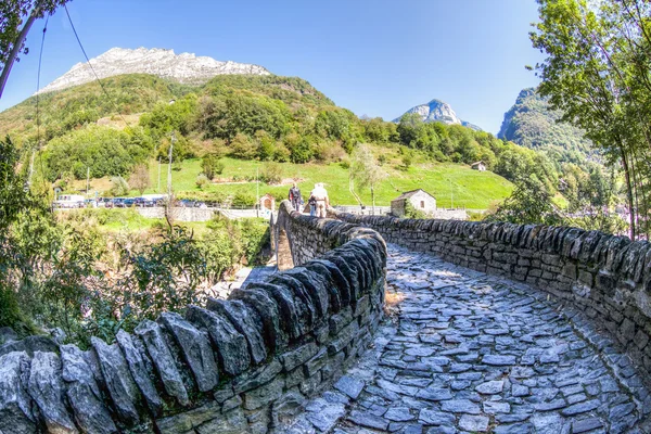 "Ponte dei salti "in Lavertezzo, Verzasca Valley, Ticino, Switzerland — стоковое фото