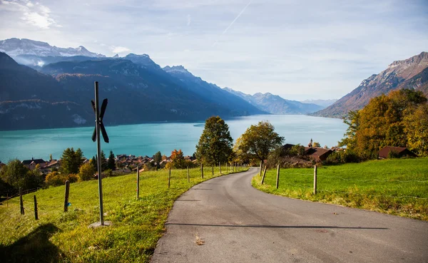 Bernské Alpy a jezera brienz — Stock fotografie