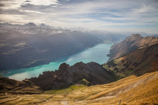 Bernské Alpy a jezera brienz — Stock fotografie