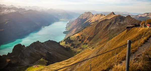 Berner Alpen en het meer van brienz — Stockfoto
