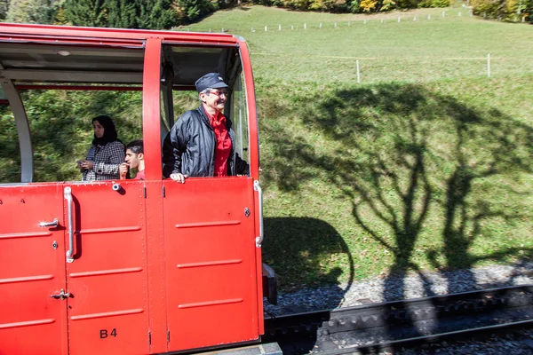 Brienz-Rothorn, Suíça - Carrinho de Trem Vermelho — Fotografia de Stock