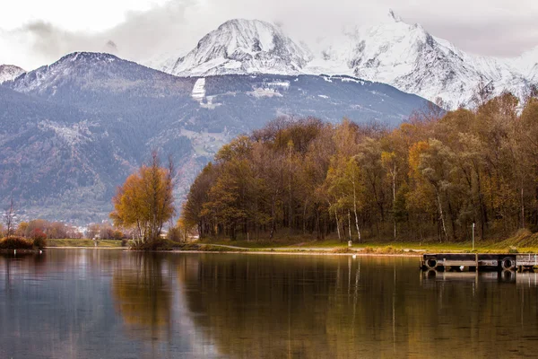 Mont Blanc y el lago Passy, Francia — Foto de Stock