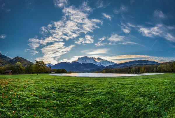 Mont blanc a jezero passy, Francie — Stock fotografie