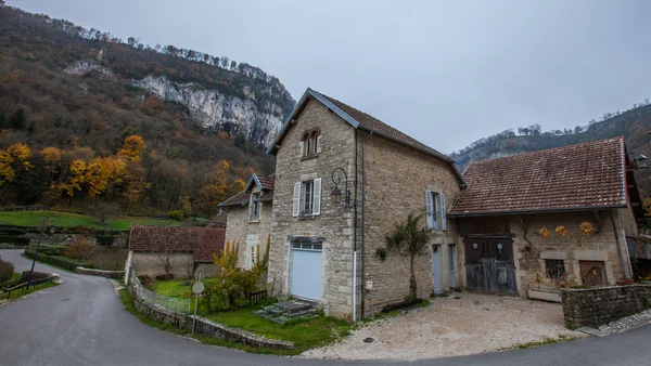 Średniowieczny budynek baume-les-messieurs, Francja — Zdjęcie stockowe