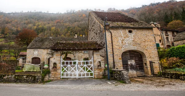 Μεσαιωνικό κτήριο baume-les-κύριοι, Γαλλία — Φωτογραφία Αρχείου