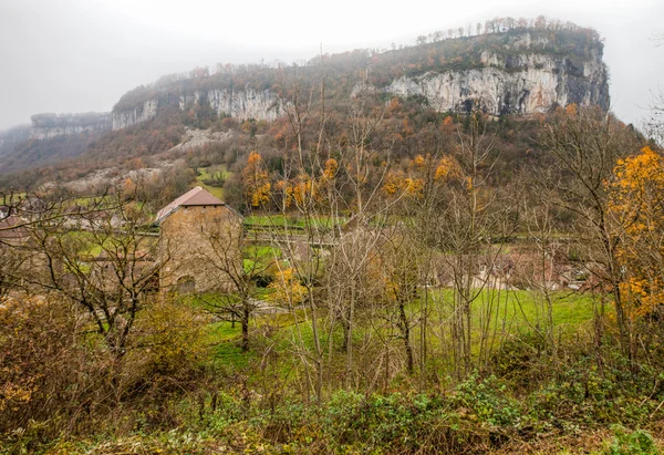 Średniowieczny budynek baume-les-messieurs, Francja — Zdjęcie stockowe