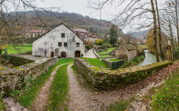 Bâtiment médiéval Baume-les-Messieurs, France — Photo