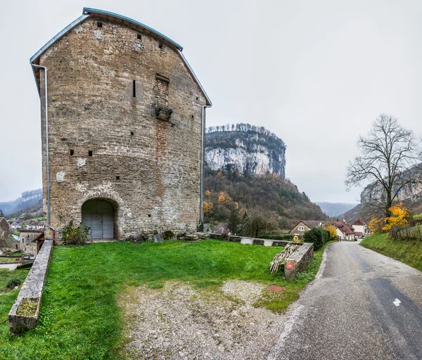 Średniowieczny budynek baume-les-messieurs, Francja — Zdjęcie stockowe