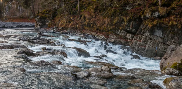 Bergkette Flusslandschaft, Frankreich. — Stockfoto