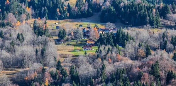 Vue d'un village sur une montagne — Photo