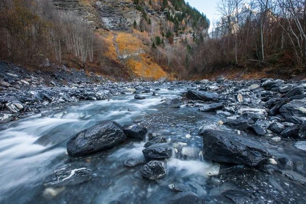 Cordillera paisaje fluvial, Francia . — Foto de Stock