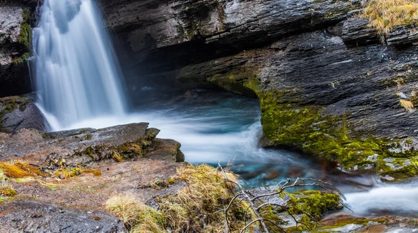 Montagna paesaggio fluviale, Francia . — Foto Stock