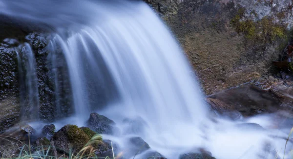 Bergketen rivierlandschap, Frankrijk. — Stockfoto