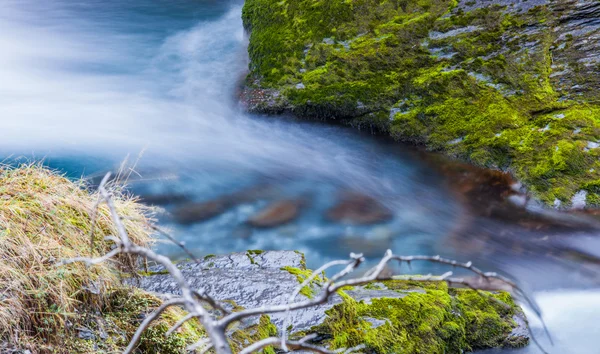 Bergketen rivierlandschap, Frankrijk. — Stockfoto