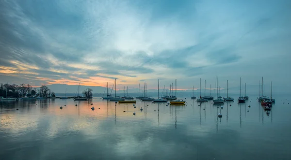 Soluppgång och segelbåtar — Stockfoto