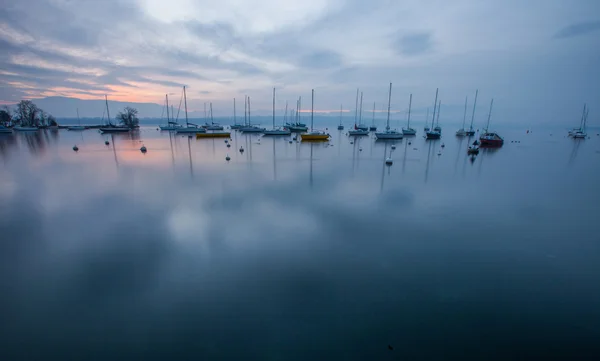 日の出とヨット — ストック写真