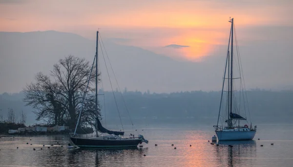 Zonsopgang en zeilboten — Stockfoto