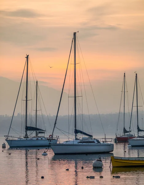 Sunrise e veleiros — Fotografia de Stock