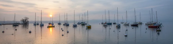 Alba e barche a vela — Foto Stock