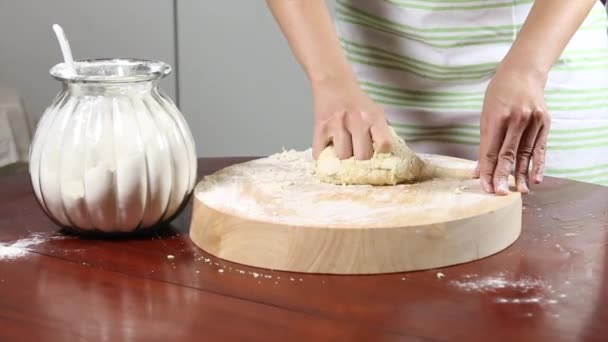 Делать тесто — стоковое видео
