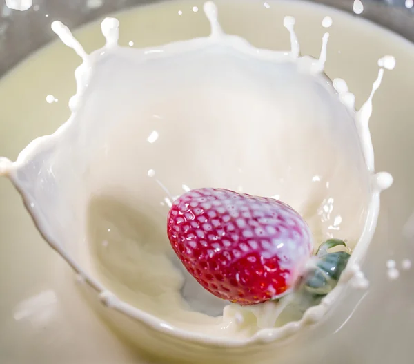 Salpicos de leite de morango — Fotografia de Stock