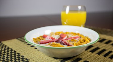 çilek, tahıl ve portakal suyu