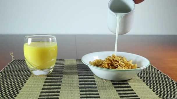 Fresa, cereales y zumo de naranja — Vídeo de stock