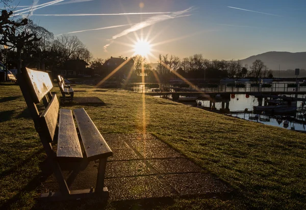 Banc et lever du soleil — Photo