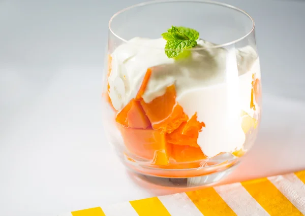 Papaia com iogurte — Fotografia de Stock