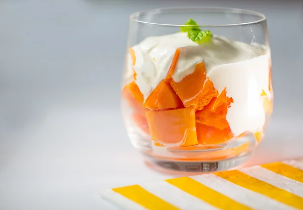 Papaja z jogurtem — Zdjęcie stockowe