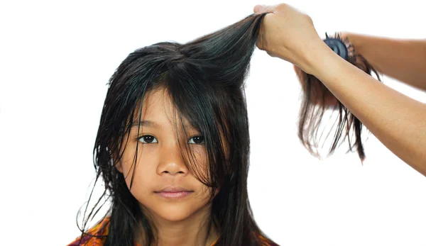 Jovem menina chegando cabelo seco — Fotografia de Stock