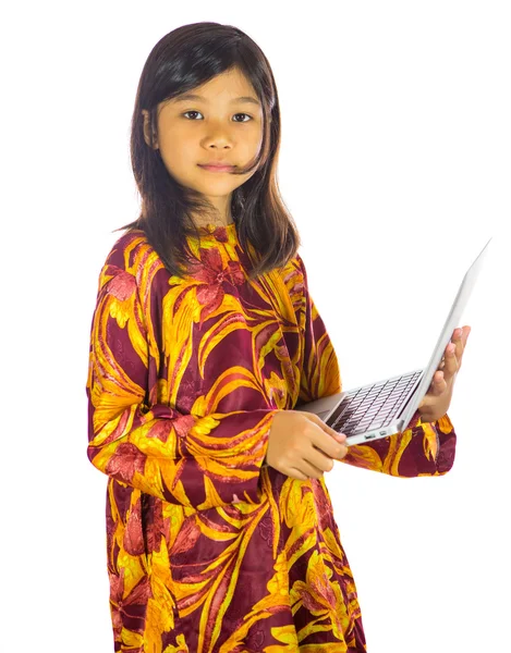 Młoda dziewczyna przy użyciu notatnik — Zdjęcie stockowe