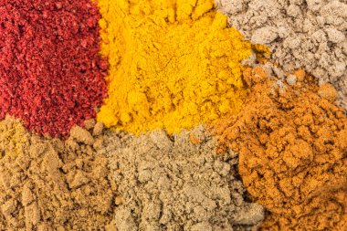çeşitli toz baharat