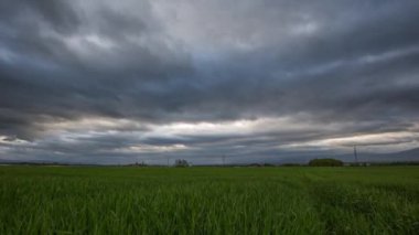 buğday alan ve bulutlar zaman atlamalı