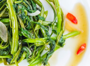 Kızarmış su ıspanağı.