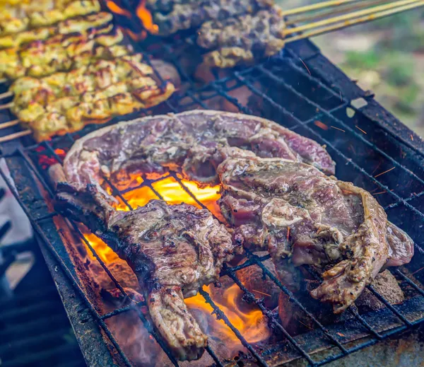 Carne de cordeiro grelhada — Fotografia de Stock