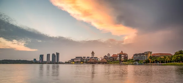 Lago Putrajaya ao amanhecer, Malásia — Fotografia de Stock