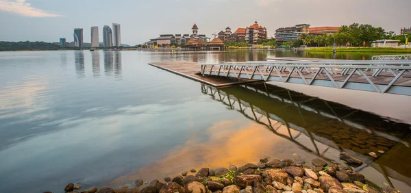Putrajaya lake bij dageraad, Maleisië — Stockfoto
