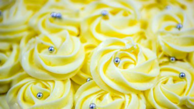 Sarı pasta frosting