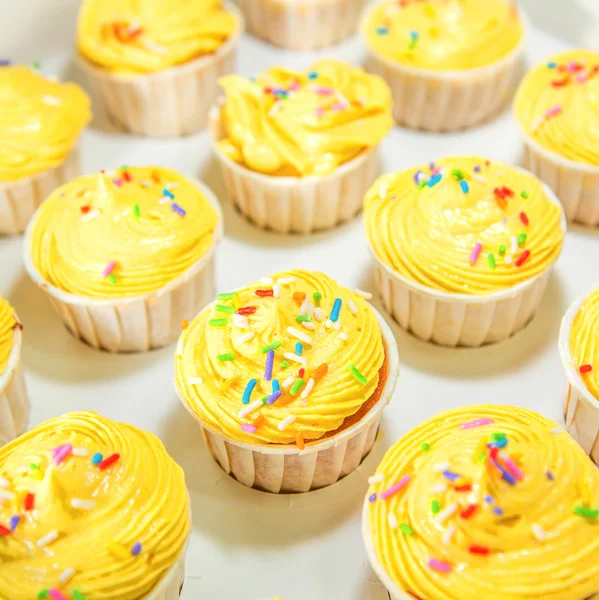 Gule cupcakes – stockfoto