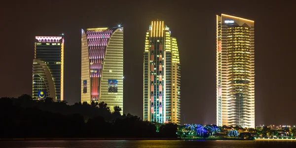 Paisagem noturna moderna do edifício — Fotografia de Stock