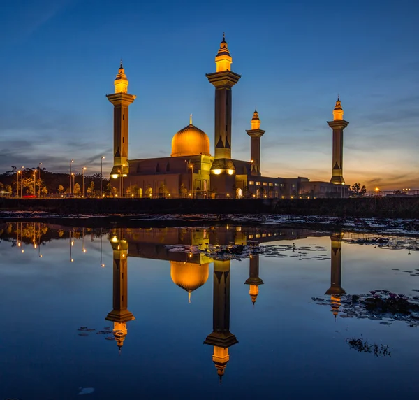Мечеть и отражение — стоковое фото