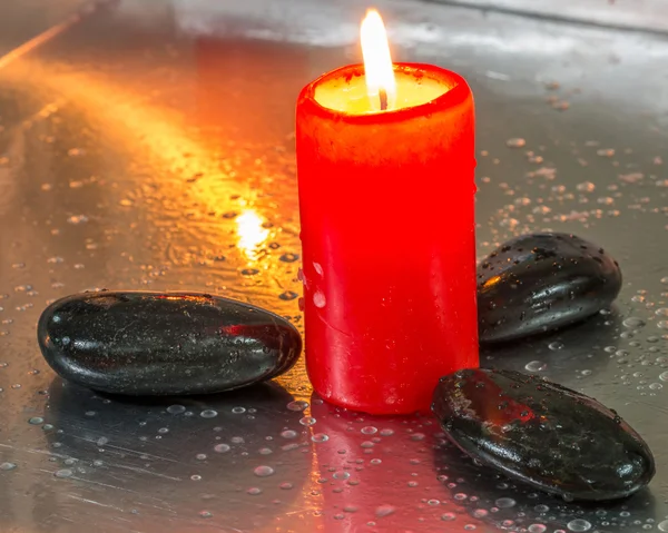 禅石和红色蜡烛 — 图库照片