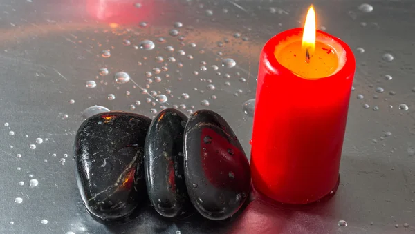 Piedra Zen y vela roja —  Fotos de Stock