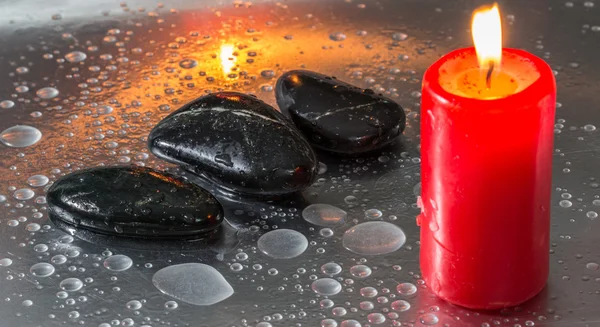 Piedra Zen y vela roja —  Fotos de Stock