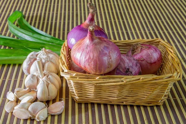 Lök, vitlök och pandan blad — Stockfoto